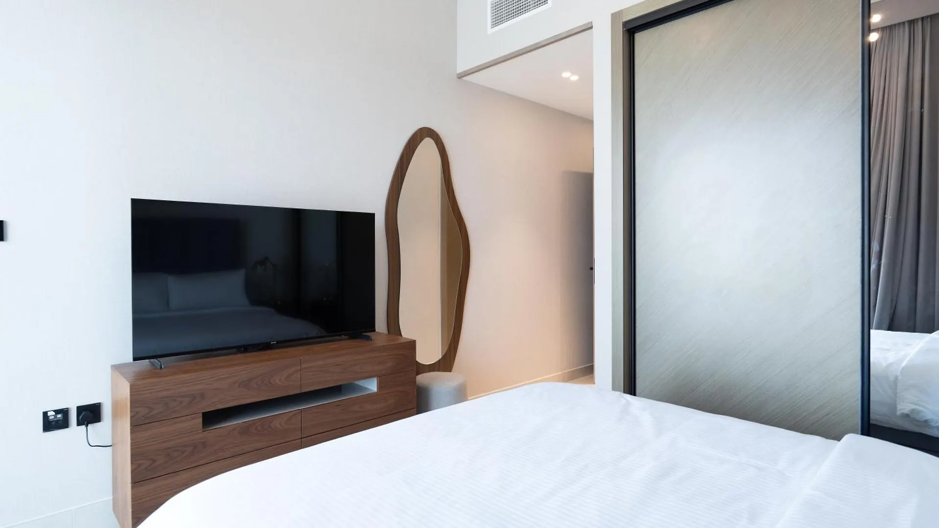 Lejlighed Keyrock Living - Binghatti Canal Luxury Haven Dubai